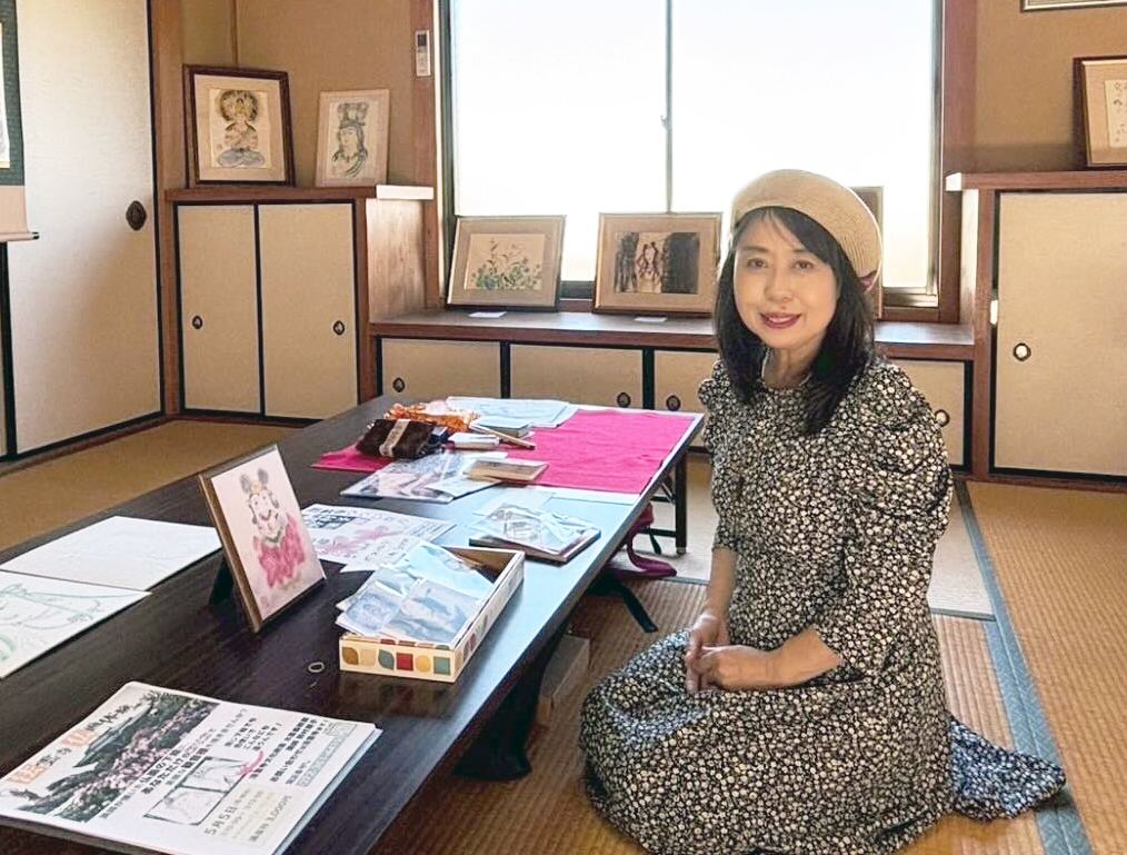 座敷に作品を並べた展示のようす