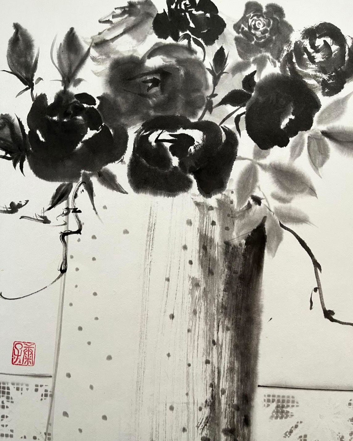 花瓶に生けた薔薇を墨で描いた作品